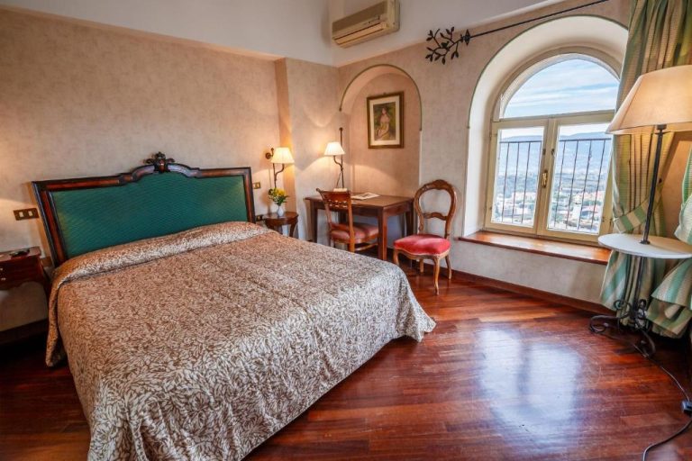 Habitación doble clásica con suelo de madera y vistas a la ciudad en Hotel Fortuna
