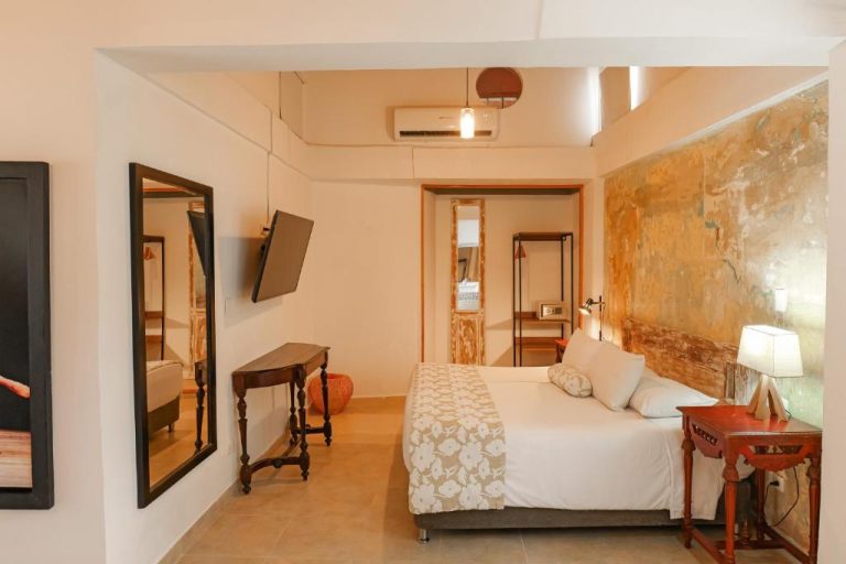 Habitación doble con decoración artística y pared envejecida en Hotel Kartaxa Cartagena