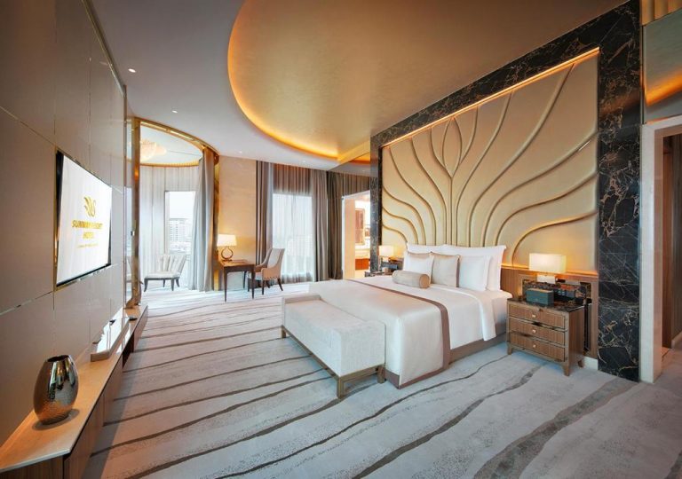 Suite de lujo con cama king size y cabecero decorativo en el Sunway Resort Hotel Kuala Lumpur