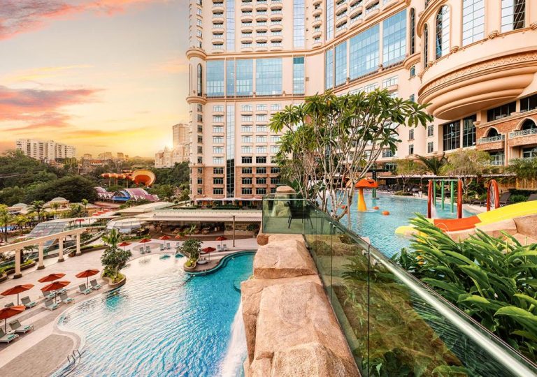 Piscina exterior con toboganes y zona infantil acuática del Sunway Resort Hotel al atardecer