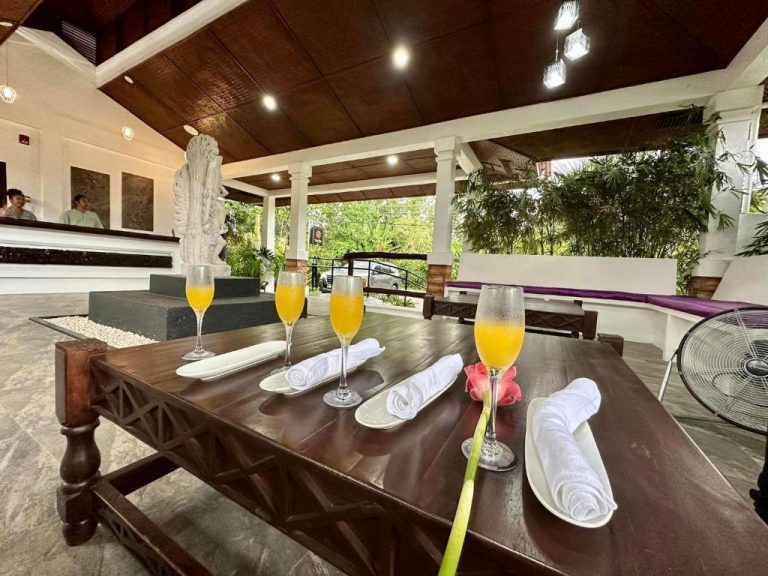 Mesa de bienvenida con copas de zumo de naranja y toallas en Carpe Diem Villas & Resort