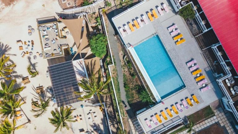 Vista aérea de la piscina exterior y tumbonas del hotel C Rodrigues Mourouk en Isla Rodrigues