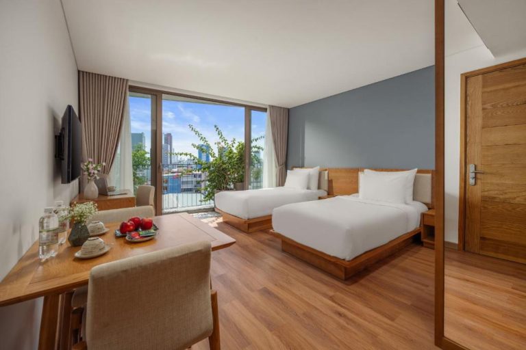 Habitación doble con dos camas y vistas a la ciudad en Vernal Hotel & Apartment Da Nang