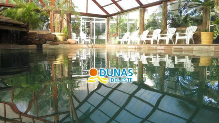 Piscina climatizada interior con vegetación tropical en Hotel Dunas del Este Punta Colorada