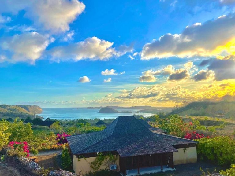 Villa con techo tradicional y vistas panorámicas al océano y bahía desde las colinas de Lobster Bay Lombok