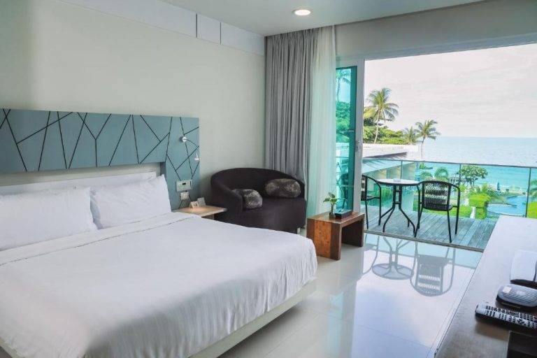Habitación doble con cama king, balcón privado y vista al mar en KC Beach Hotel Samui