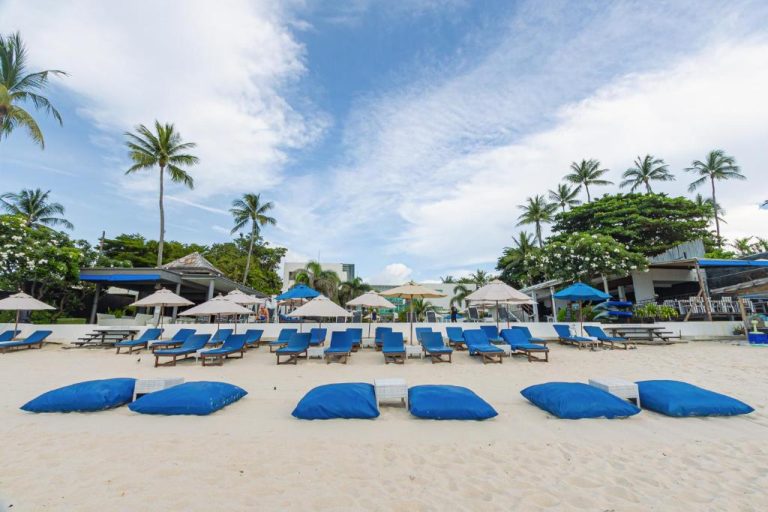 Tumbonas azules y sombrillas en la playa privada de arena blanca del KC Beach Hotel Samui
