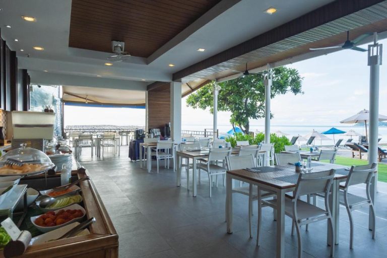 Restaurante con buffet y vistas al mar del KC Beach Hotel Samui en Koh Samui, Tailandia