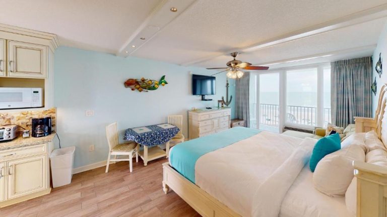 Habitación con cama doble, cocina equipada y vistas al mar en Island Inn Beach Resort