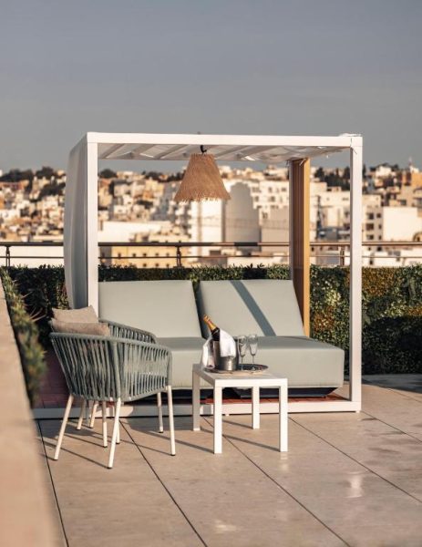 Terraza chill out con pérgola y champán en la azotea del Grands Suites Hotel and Spa Sliema