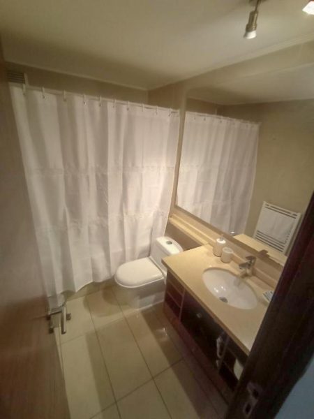 Baño completo con ducha, lavabo y aseo del Apart Barrio El Golf con piscina