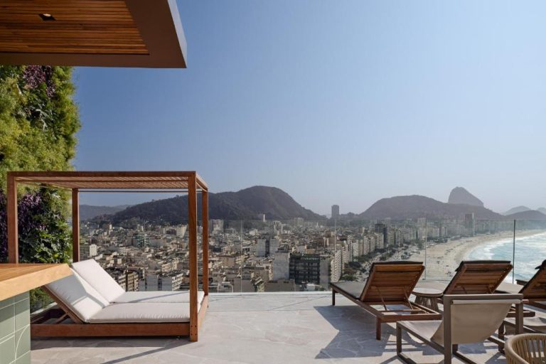 Terraza con tumbonas y vistas panorámicas a la playa de Copacabana en el Othon Palace Rio