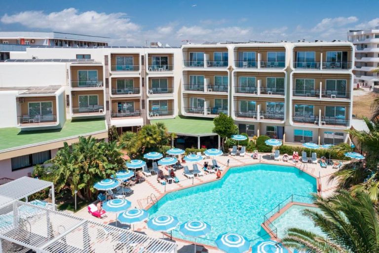 Vista aérea de la piscina exterior con tumbonas y sombrillas del Hotel Florida en verano
