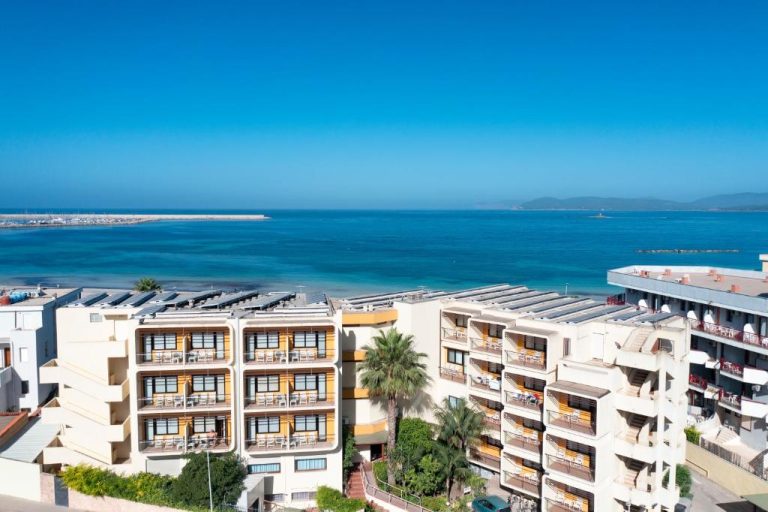Vista aérea del Hotel Florida con fachada de apartamentos y vistas al mar azul en primer plano