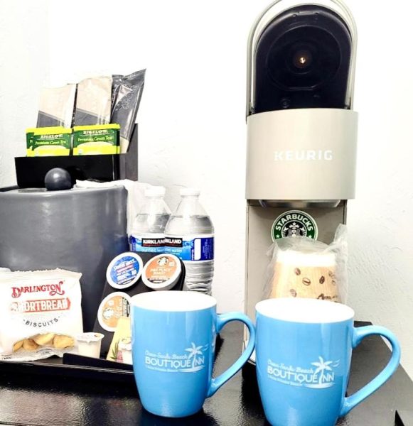 Cafetera Keurig con café Starbucks y tazas personalizadas del Ocean Sands Beach Boutique Inn St Augustine