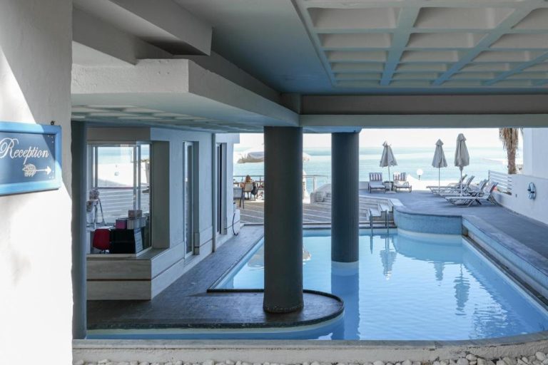 Piscina interior con vistas al mar y zona de recepción del hotel Filoxenia Beach