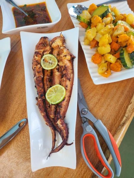 Pulpo a la plancha con rodajas de limón servido en Fajã Beach House, acompañado de verduras salteadas