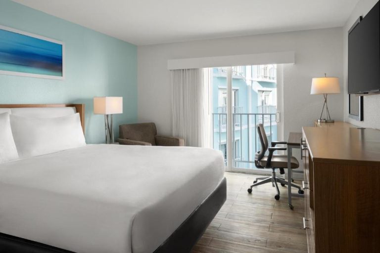 Habitación king con balcón y escritorio de trabajo en Courtyard by Marriott Nassau Downtown Junkanoo Beach
