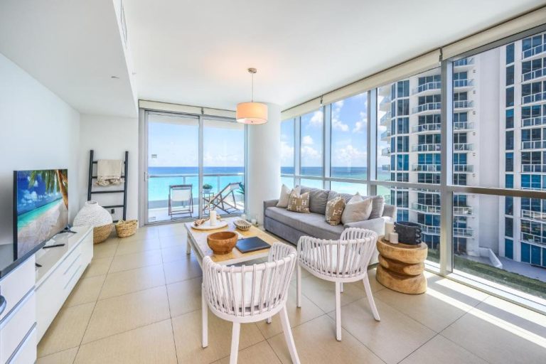 Sala de estar moderna con vista panorámica al mar en Monte Carlo by Miami Vacations