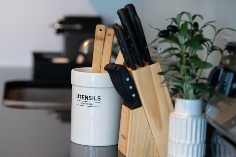 Cocina equipada con utensilios, bloque de cuchillos y planta en Monte Carlo by Miami Vacations