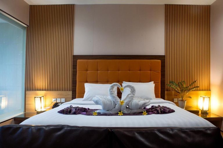 Habitación doble deluxe con decoración romántica de cisnes en toallas en Lombok Plaza Hotel and Convention