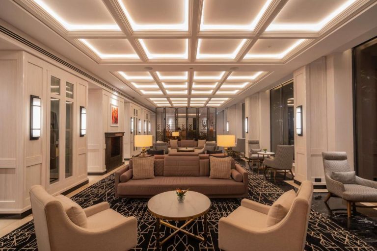 Elegante lobby con sofás y sillones del Kwetu Nairobi Curio Collection by Hilton en Kenia