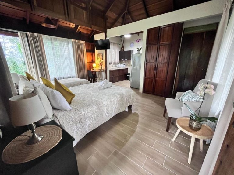 Habitación doble con estilo rústico tropical, cocina integrada y decoración natural en Hotel Villas de la Colina