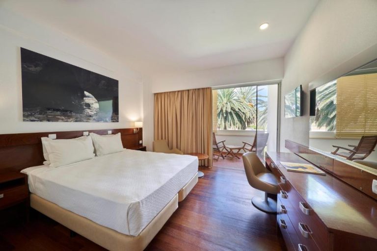 Habitación doble con terraza y vistas a palmeras en Hotel Porto Santo & Spa, isla de Porto Santo