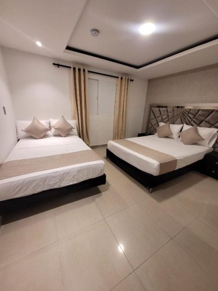 Habitación doble con dos camas y cabecero acolchado en Hotel Med 33