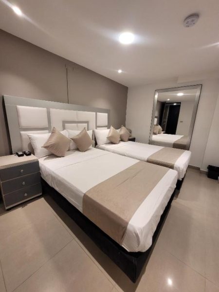 Habitación doble con dos camas y cabecero tapizado en blanco del Hotel Med 33