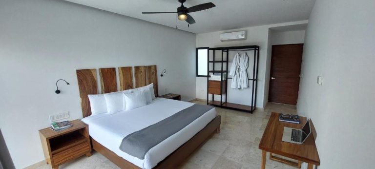 Habitación superior con cama doble y cabecero de madera natural en Hotel B10 Distinctive Hotel