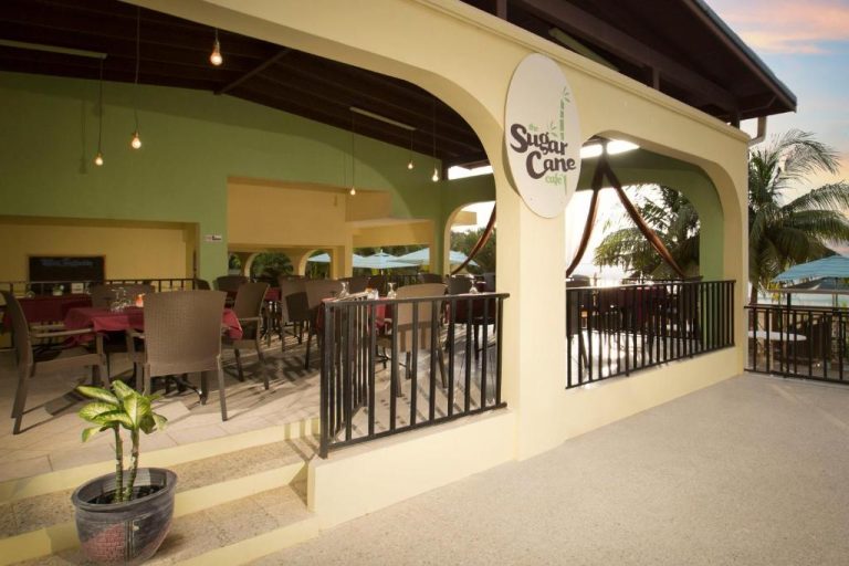Restaurante Sugar Cane Café con terraza y vistas al mar en Rooms on the Beach Negril Jamaica