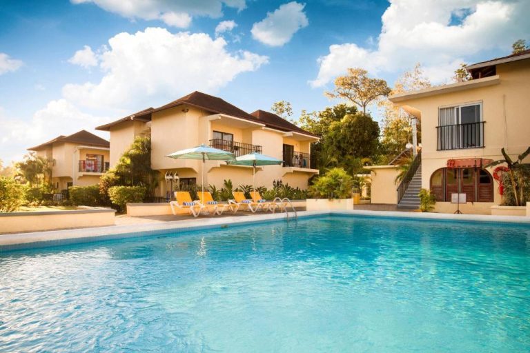 Piscina exterior con tumbonas y sombrillas del Rooms on the Beach Negril en Jamaica