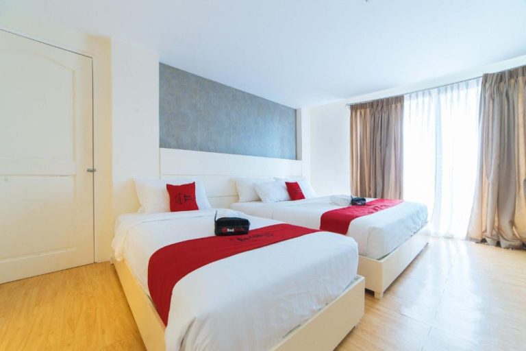 Habitación doble con dos camas y decoración en rojo y blanco en RedDoorz Plus Hotel Metro Kalibo