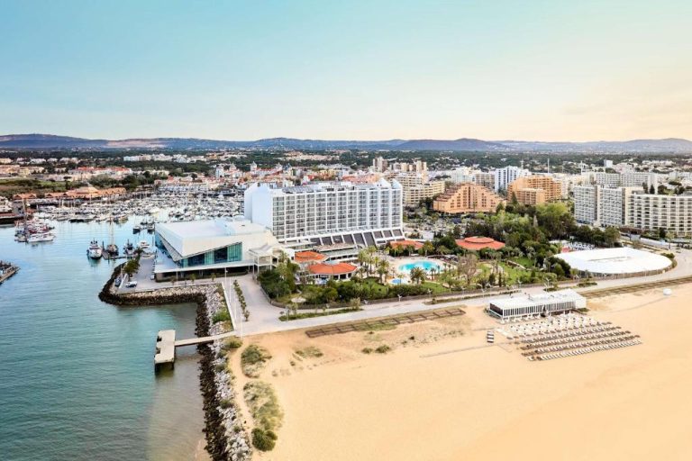 Vista aérea del Tivoli Marina Vilamoura con playa, marina y piscina exterior en el Algarve