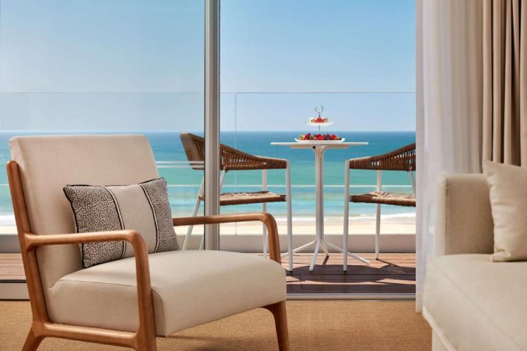 Habitación con terraza y vistas al mar en el Tivoli Marina Vilamoura con mesa y sillas en balcón