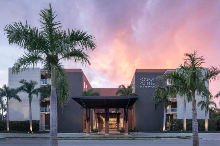 Fachada exterior del Four Points by Sheraton Puntacana al atardecer con palmeras tropicales