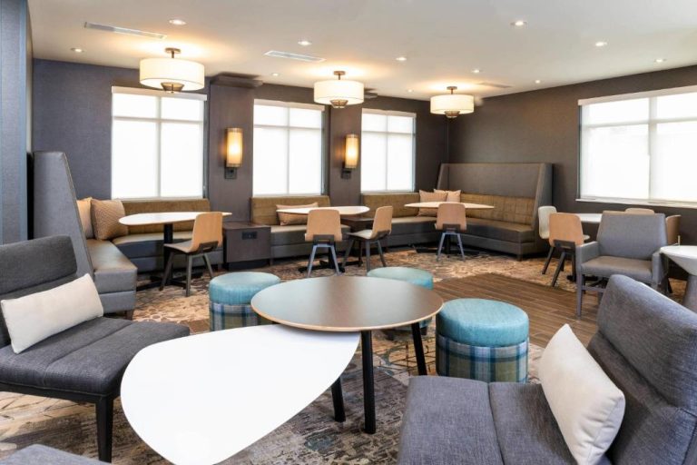 Zona de lounge y sala común del Residence Inn by Marriott Indianapolis South Greenwood con sofás y mesas