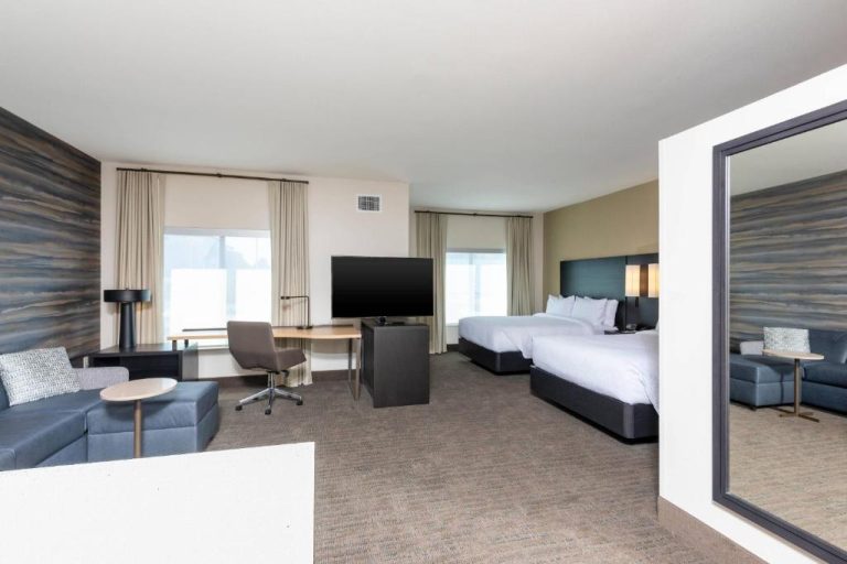 Suite espaciosa con zona de estar y camas dobles en Residence Inn by Marriott Indianapolis South Greenwood