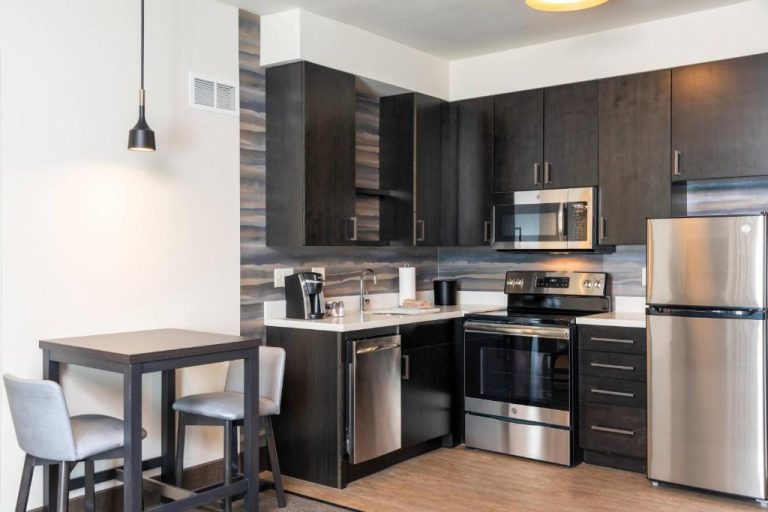 Cocina totalmente equipada con electrodomésticos de acero inoxidable en Residence Inn by Marriott Indianapolis South