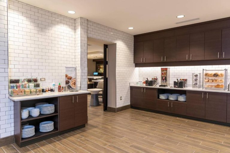 Área de desayuno buffet con estación de café y bollería en Residence Inn by Marriott Indianapolis Greenwood