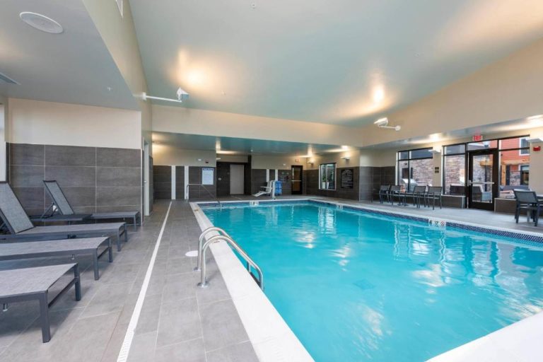 Piscina cubierta climatizada del Residence Inn by Marriott Indianapolis South Greenwood con tumbonas