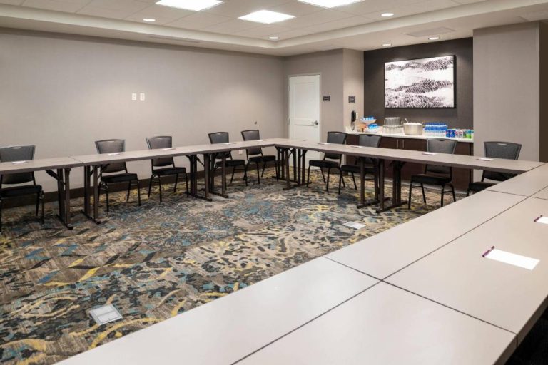 Sala de reuniones en U con sillas y pantalla en Residence Inn by Marriott Indianapolis South Greenwood