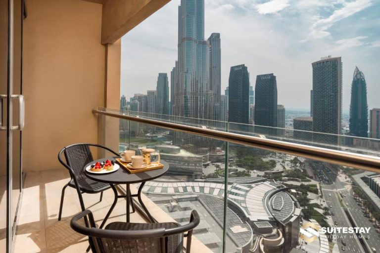 Balcón con vistas al Burj Khalifa y Dubai Mall en Fashion Avenue The Residence Dubai