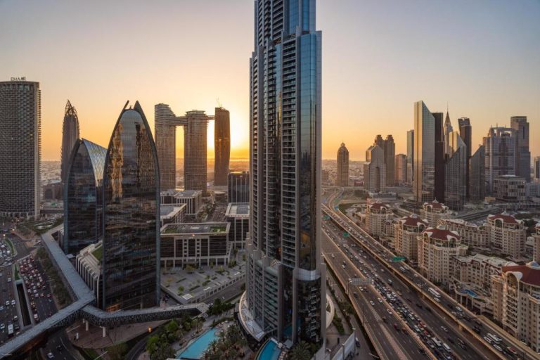Vista panorámica del skyline de Dubai al atardecer desde Fashion Avenue Dubai Mall The Residence