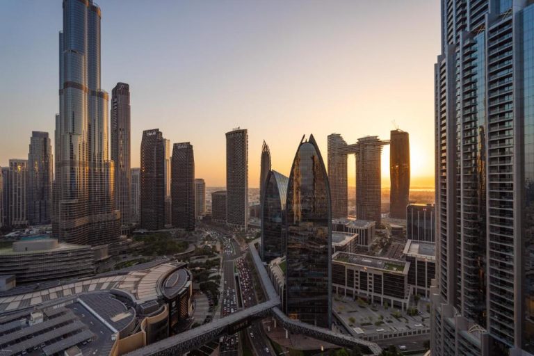 Vista panorámica del skyline de Dubai al atardecer desde Fashion Avenue Dubai Mall The Residence