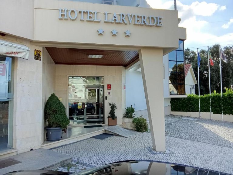 Entrada principal y fachada exterior del Hotel Larverde de tres estrellas con jardines y aparcamiento