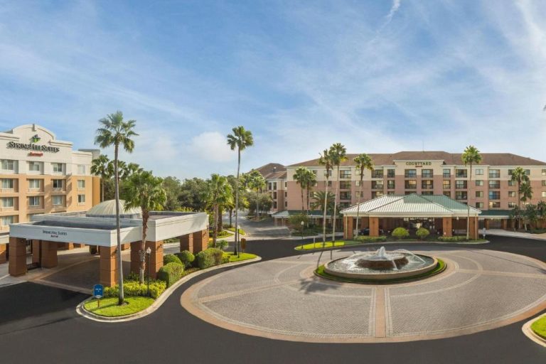Entrada principal con fuente decorativa del SpringHill Suites by Marriott Orlando Lake Buena Vista en Marriott Village