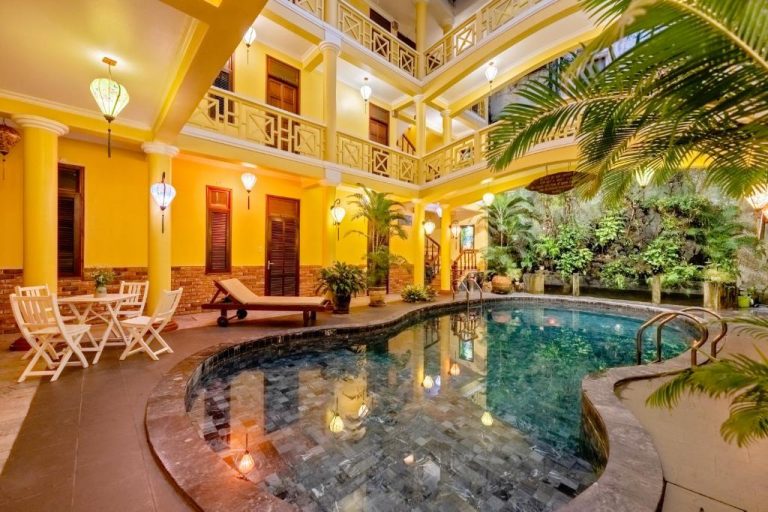 Piscina interior con patio tropical y balcones del Thanh Van 1 Hotel en Hoi An