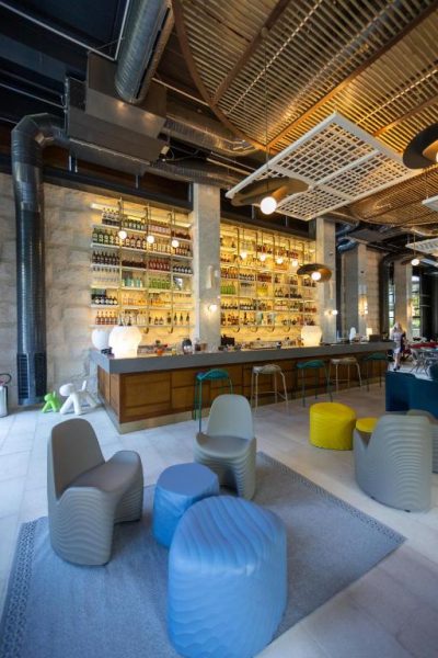 Bar lounge moderno con amplia selección de bebidas y mobiliario colorido en Merit Starlit Hotel & Residences